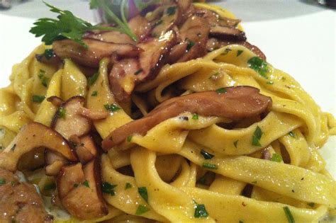 Tagliatelle ai Funghi Porcini, Salsiccia e Pomodorini
