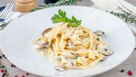 Tagliatelle ai funghi con panna