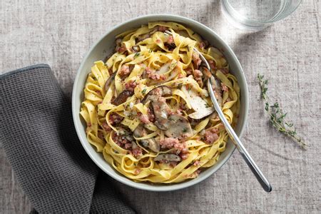 Tagliatelle al Forno con Funghi e Salsiccia