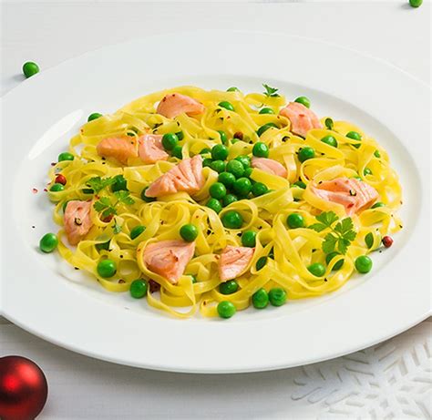 Tagliatelle con Pisellini Primavera e Salmone