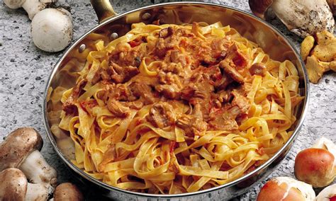 Tagliatelle con finferli e salsiccia