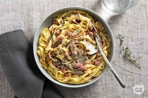 Tagliatelle con funghi e salsiccia