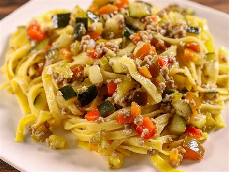 Tagliatelle con ragù di salsiccia e verdure