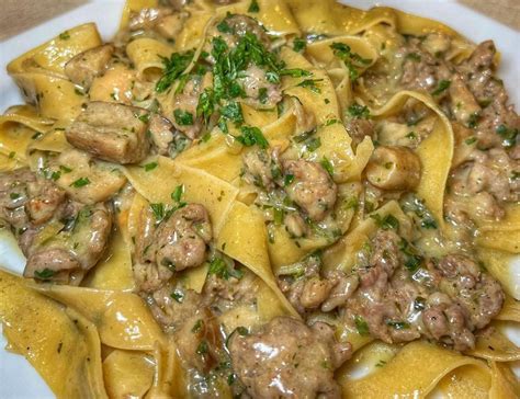 Tagliatelle con salsiccia e panna