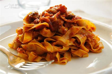 Tagliatelle con sugo di salsiccia e funghi