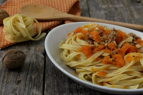 Tagliatelle zucca salsiccia e noci