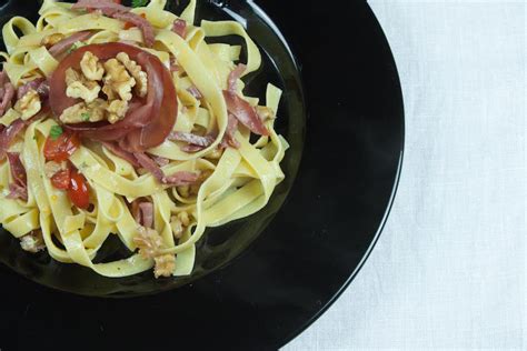 Tagliolini con Bresaola e Noci