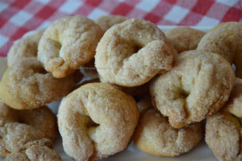 Taralli al vino bianco serviti con salumi e formaggi