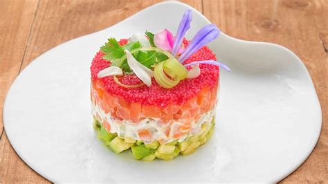 Tartare di salmone con frutti di bosco