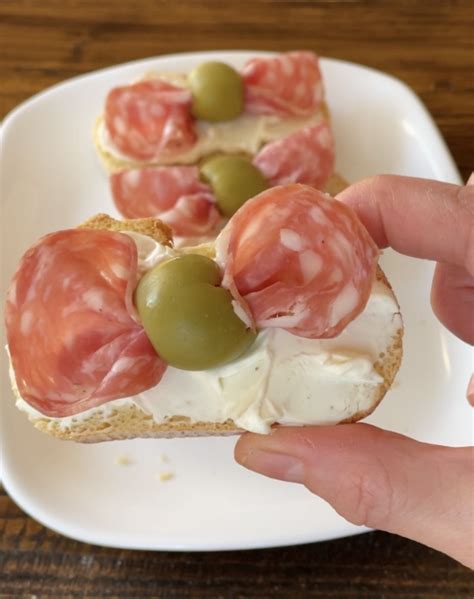 Tartine con salame e olive