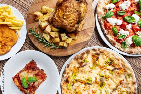 Tavola imbandita con spuntini salati