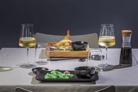 Tavolo con sushi e cocktail