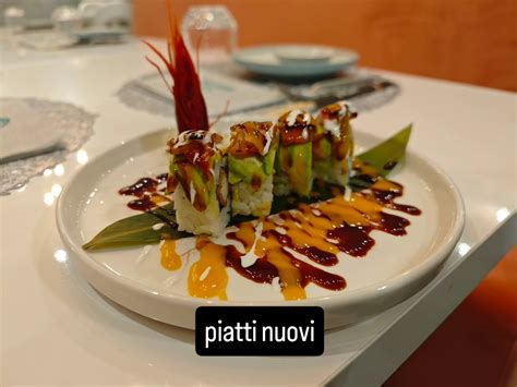 Tavolo imbandito con sushi