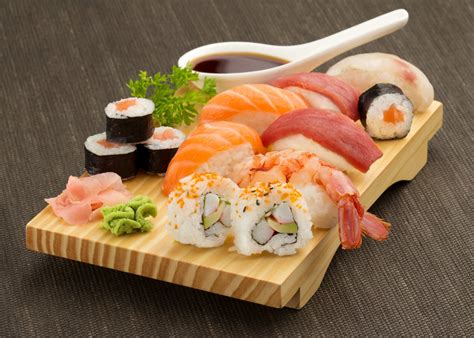 Tavolo imbandito con sushi e altre specialità giapponesi