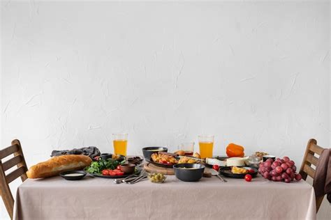 Tavolo pieno di sushi