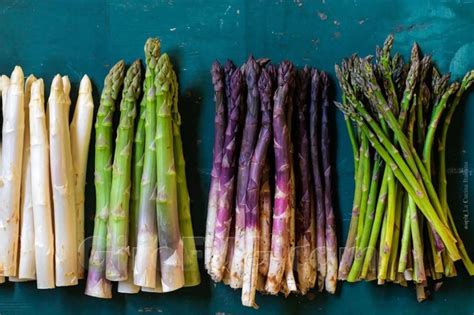 Tipologie di asparagi: verdi, bianchi e violetti