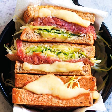 Toast con cavolo cappuccio, carne salada, emmentaler