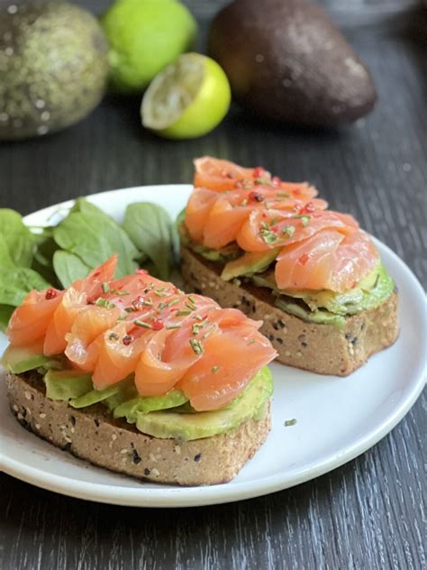 Toast con salmone e avocado
