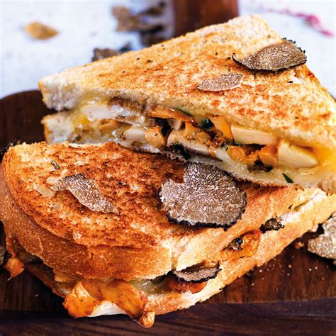 Toast con tartufo, funghi e Casera