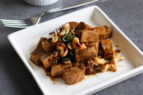 Tofu saltato con salsa di arachidi