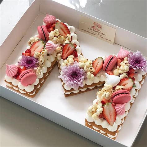 Torta Cream Tart a forma di numero 1 decorata con frutta fresca e marshmallow