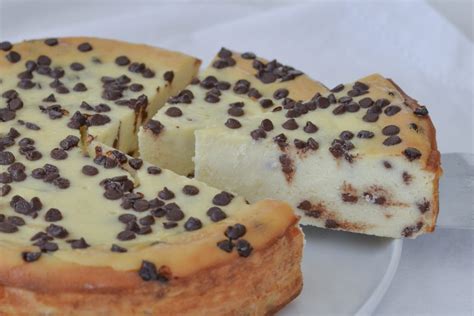 Torta Cremosa alla Ricotta e Gocce di Cioccolato