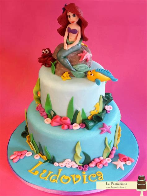 Torta Sirenetta con panna e decorazioni