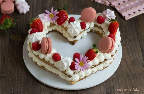 Torta a cuore decorata