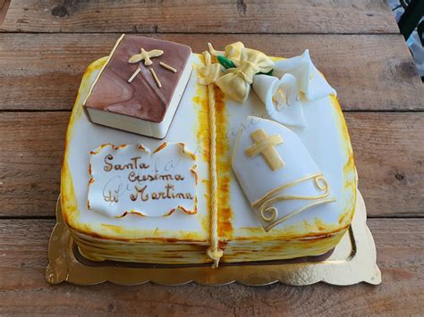 Torta a forma di Bibbia per la Cresima