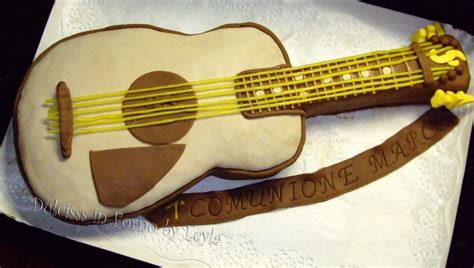 Torta a forma di chitarra