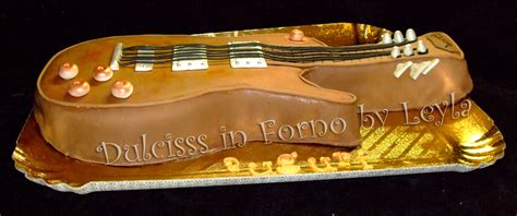 Torta a forma di chitarra decorata