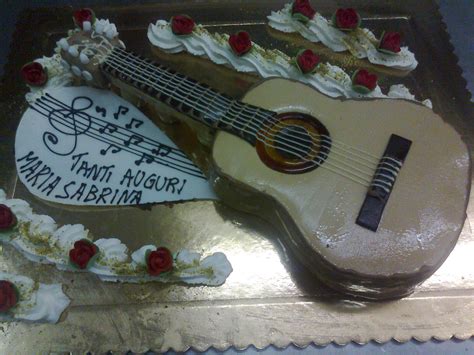 Torta a forma di chitarra in preparazione