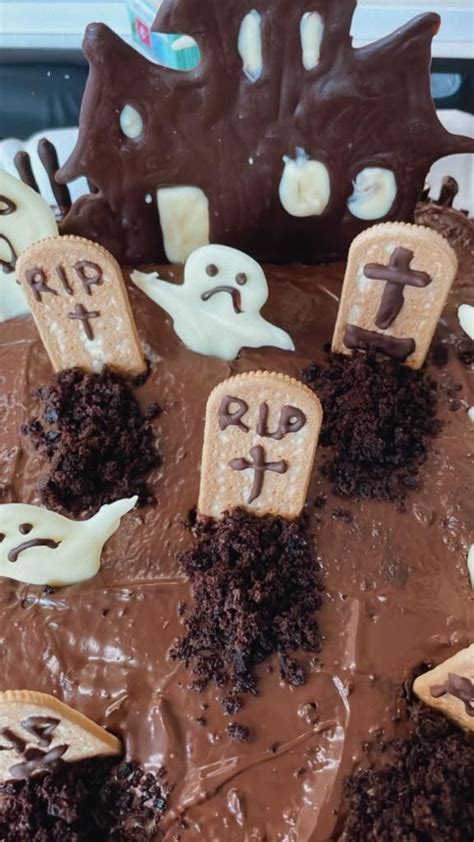 Torta a forma di cimitero