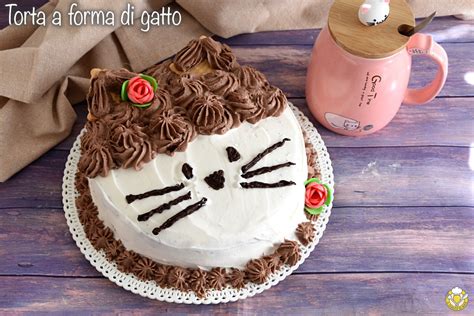 Torta a forma di gatto decorata con glassa