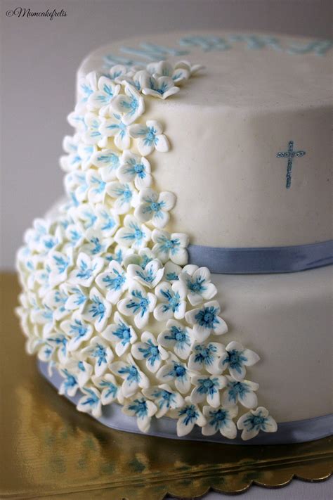 Torta a più piani con cascata di fiori per la Cresima