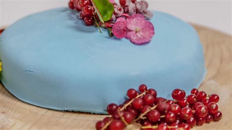 Torta a strati con decorazioni in pasta di zucchero