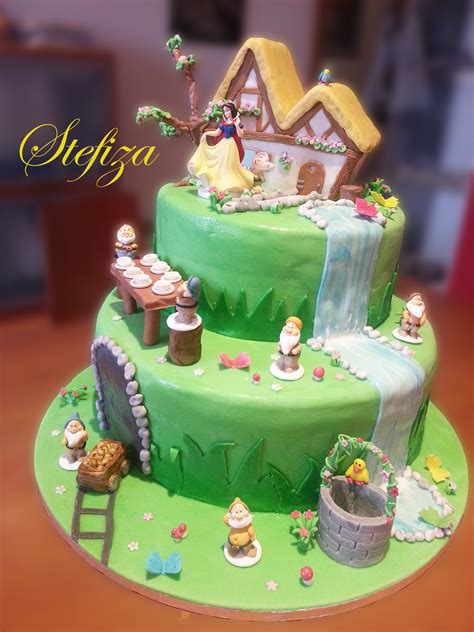 Torta a tema Biancaneve con i sette nani