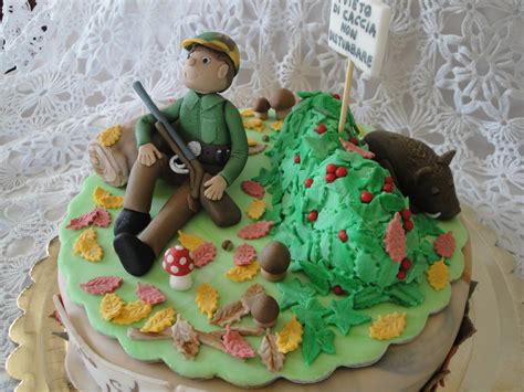 Torta a tema caccia con decorazioni in pasta di zucchero
