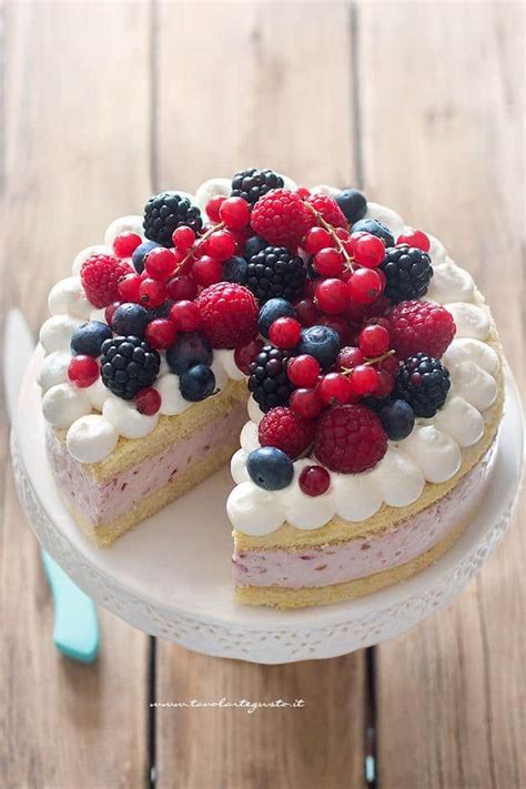 Torta ai frutti di bosco con mousse