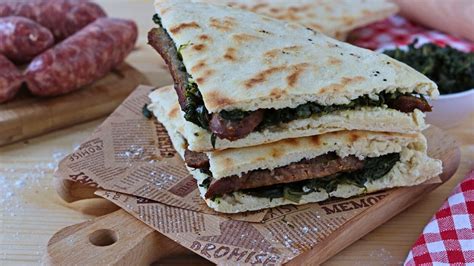 Torta al Testo con Salsiccia