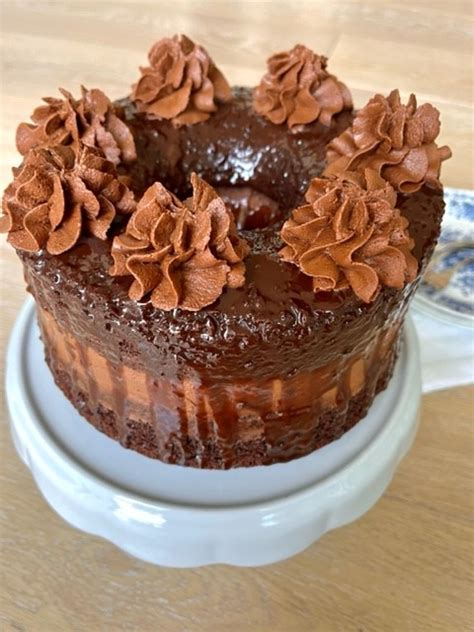 Torta al cioccolato con farcitura