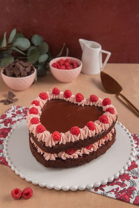Torta al cioccolato e lamponi a forma di cuore