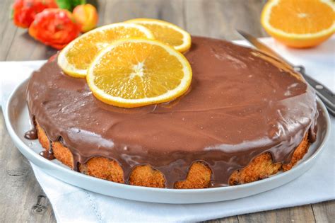 Torta all'arancia con glassa al cioccolato