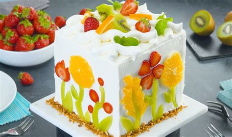 Torta alla panna con fiori edibili