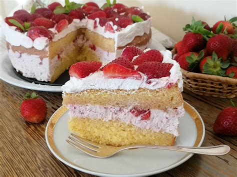 Torta alle fragole con zucchero a velo