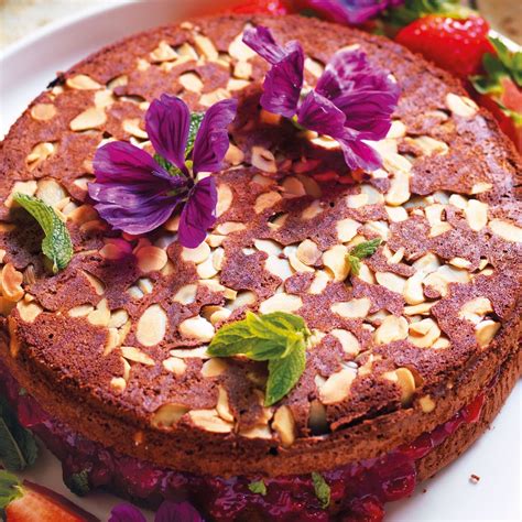 Torta caprese con fragole e menta