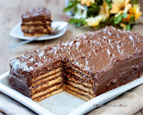 Torta con base di biscotti e crema pasticcera