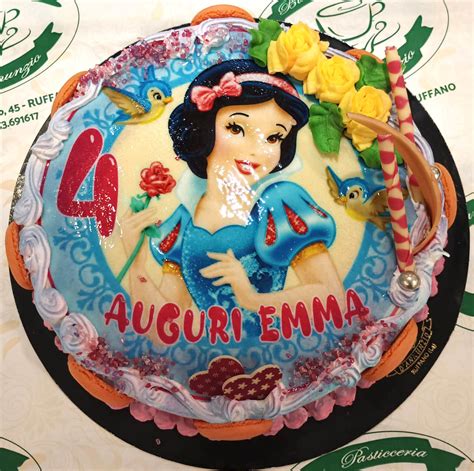 Torta con cialda e decorazioni