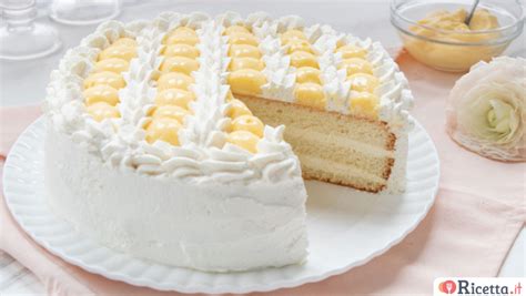 Torta con crema chantilly e fiori