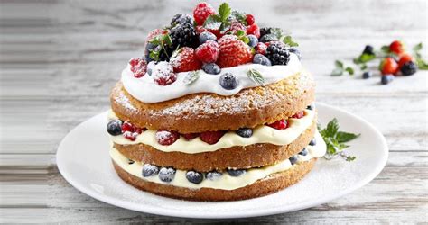 Torta con crema e frutti di bosco